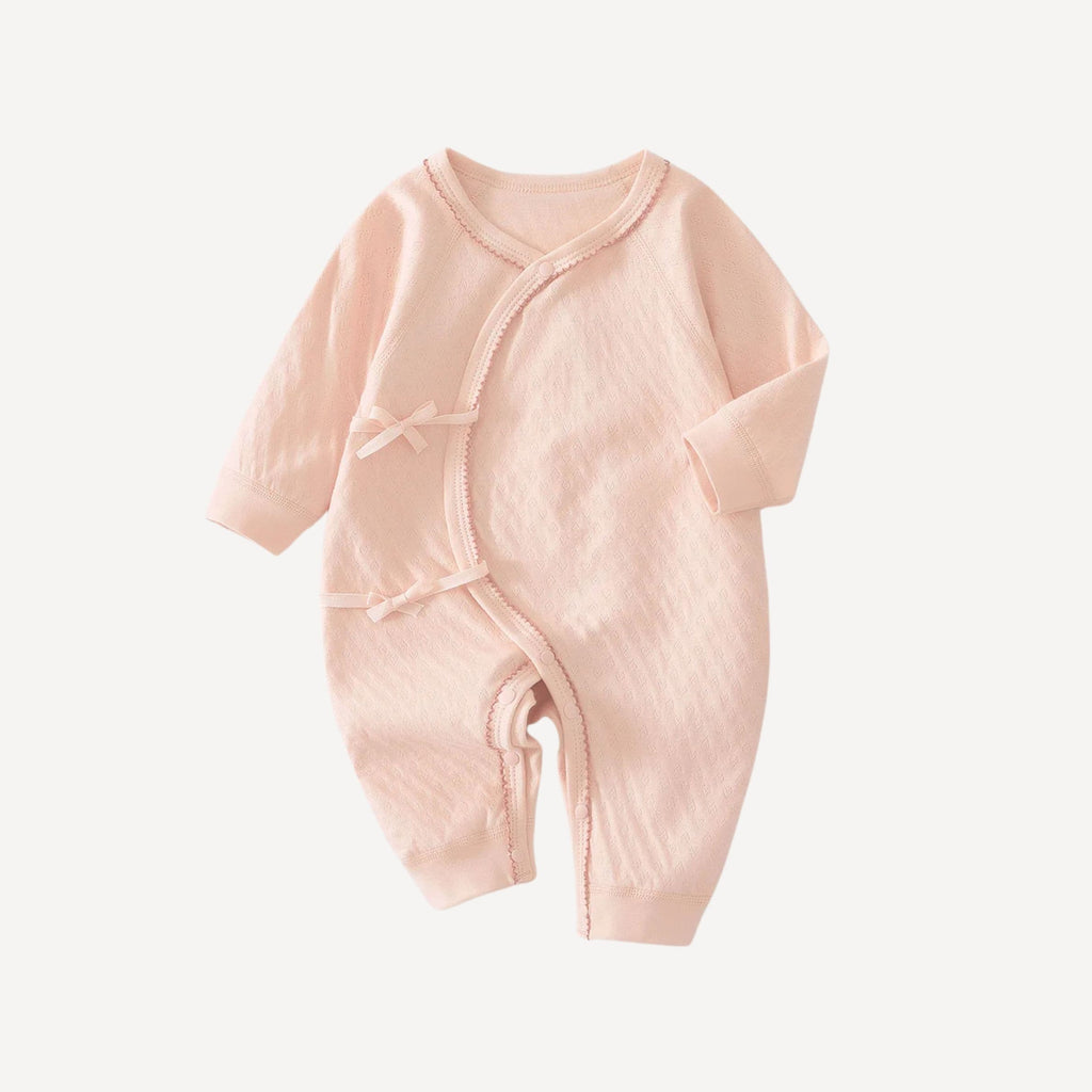 Tout en délicatesse, notre pyjama kimono bébé rose offre confort et douceur, fidèle à l’univers tendre et raffiné de Bellemoon.
