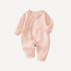 Tout en délicatesse, notre pyjama kimono bébé rose offre confort et douceur, fidèle à l’univers tendre et raffiné de Bellemoon.