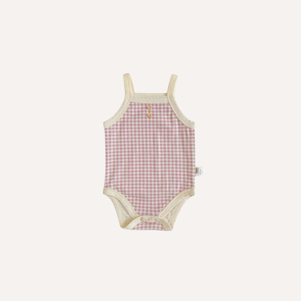 Un pyjama léger bébé fille violet, doux et délicat, pour envelopper les nuits d’été de tendresse et de fraîcheur, fidèle à l’univers poétique de Bellemoon.