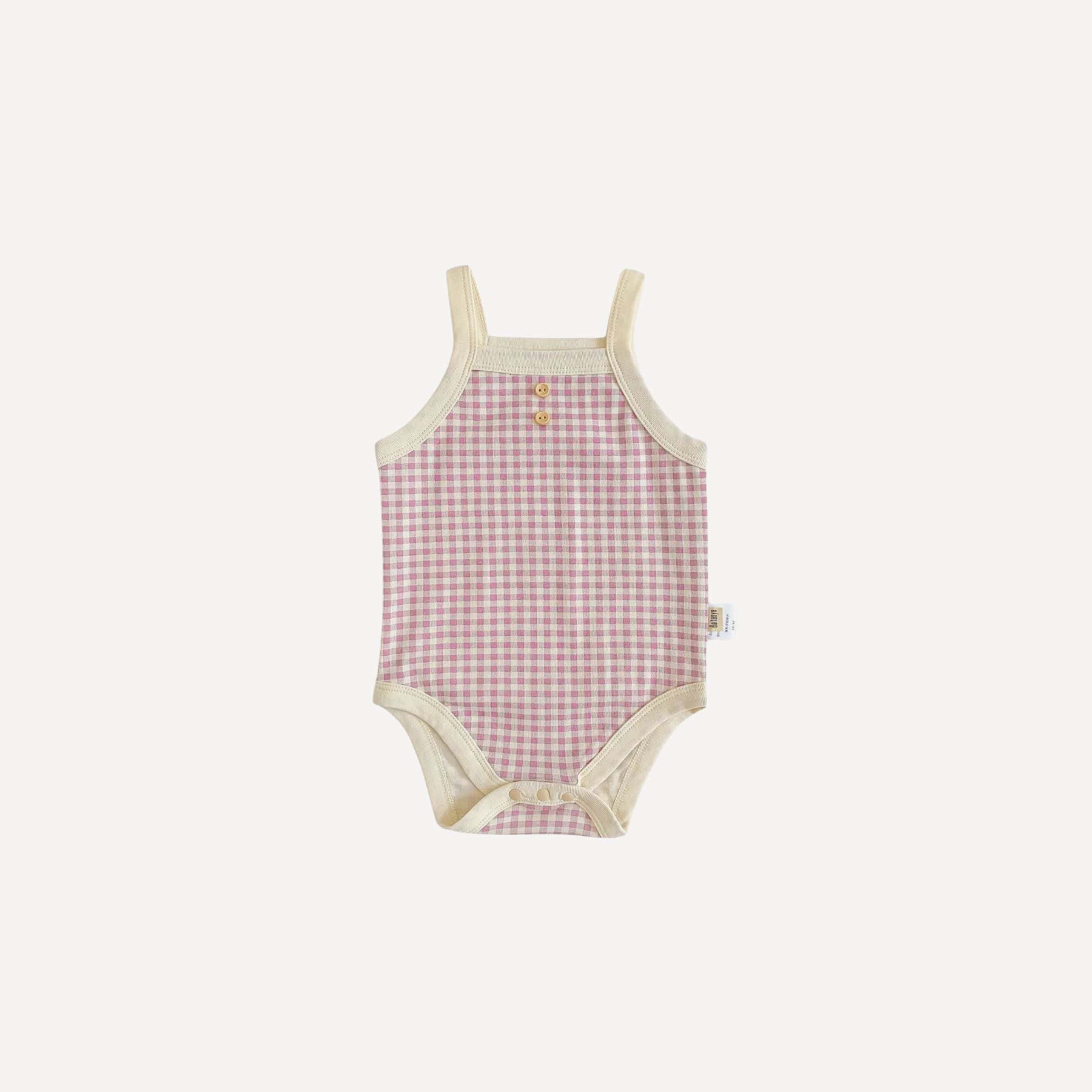 Un pyjama léger bébé fille violet, doux et délicat, pour envelopper les nuits d’été de tendresse et de fraîcheur, fidèle à l’univers poétique de Bellemoon.