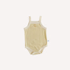 Un pyjama léger bébé fille jaune, lumineux et plein de douceur, pour accompagner les nuits d’été avec tendresse dans l’univers ensoleillé de Bellemoon.