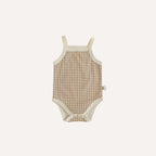 Un pyjama léger bébé fille kaki, à la teinte naturelle et apaisante, pour des nuits d’été tout en confort dans l’univers doux et authentique de Bellemoon.