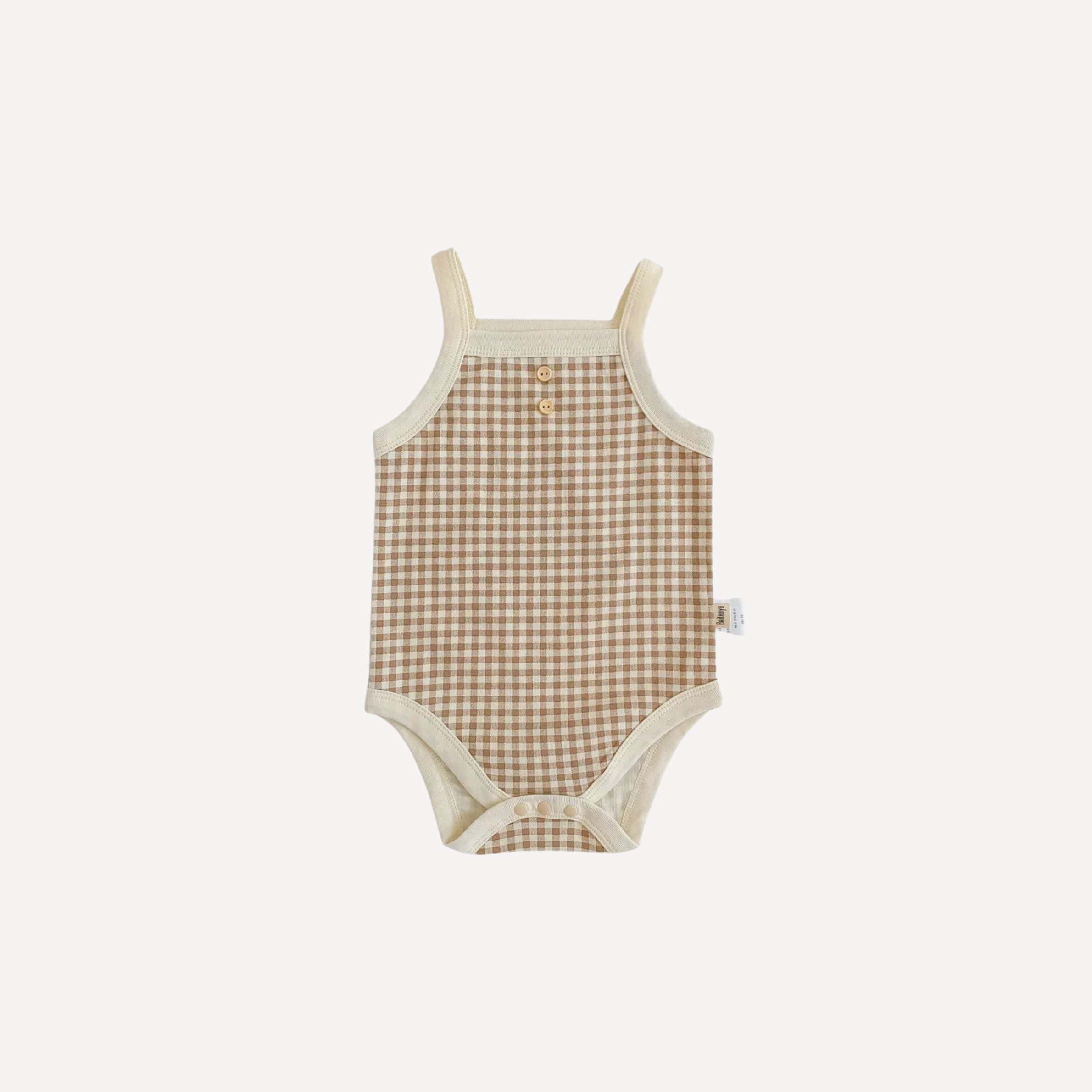 Un pyjama léger bébé fille kaki, à la teinte naturelle et apaisante, pour des nuits d’été tout en confort dans l’univers doux et authentique de Bellemoon.