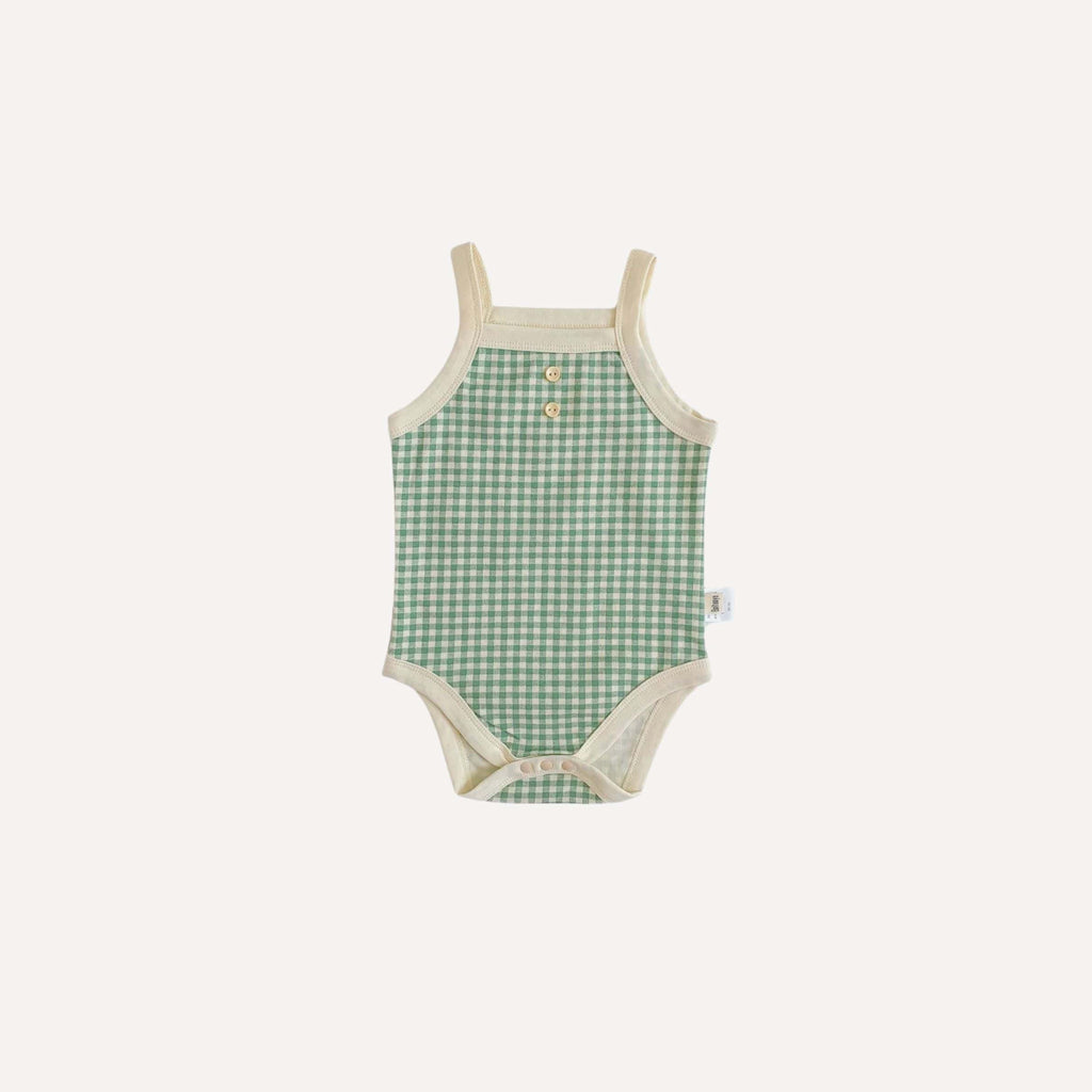 Un pyjama léger bébé fille vert, frais et tout en douceur, pour des nuits paisibles bercées par la tendresse naturelle de l’univers Bellemoon.