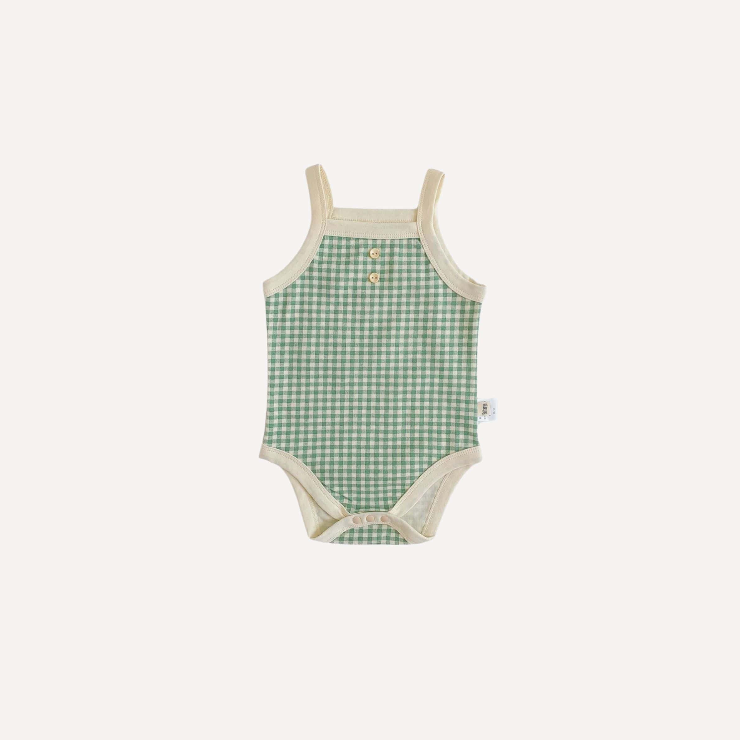 Un pyjama léger bébé fille vert, frais et tout en douceur, pour des nuits paisibles bercées par la tendresse naturelle de l’univers Bellemoon.