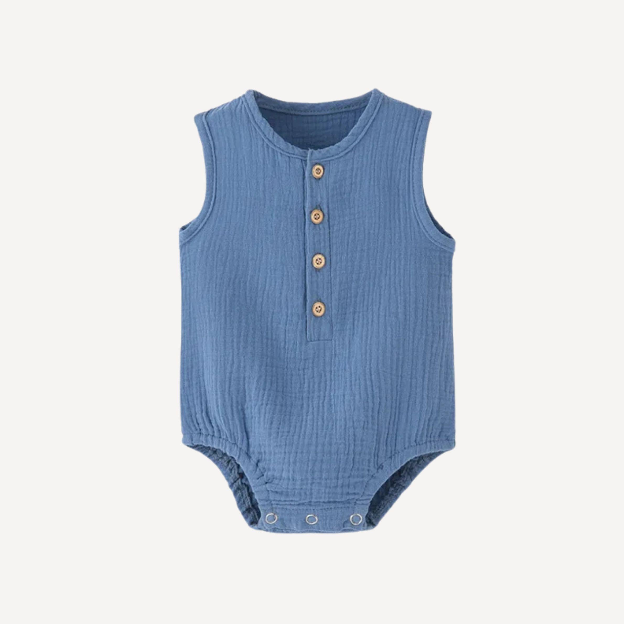Avec ses manches courtes et sa teinte bleu tendre, notre pyjama bébé assure des nuits légères et confortables, fidèle à l’univers doux de Bellemoon