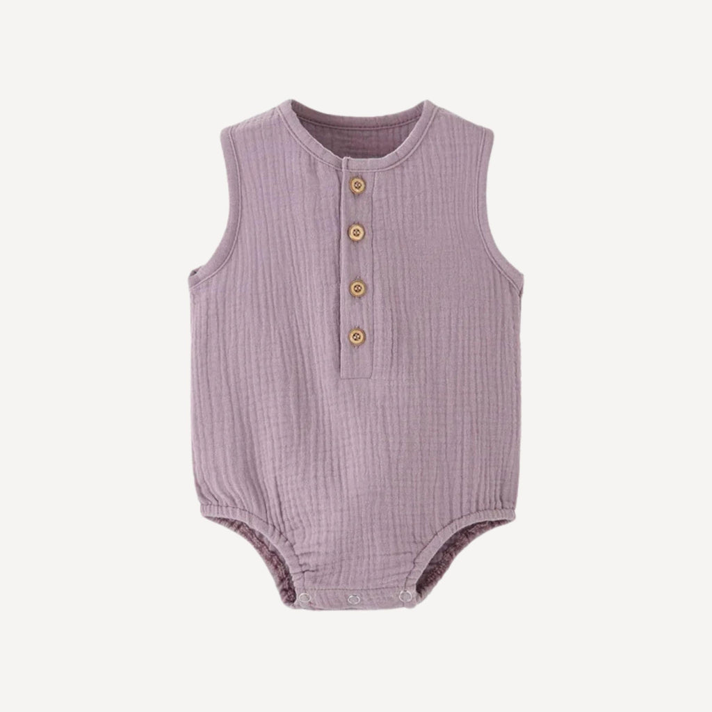 Un pyjama bébé à manches courtes couleur lavande, tout en douceur et en fraîcheur, pour accompagner les rêves légers de l’été dans l’univers poétique de Bellemoon.