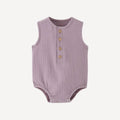 Un pyjama bébé à manches courtes couleur lavande, tout en douceur et en fraîcheur, pour accompagner les rêves légers de l’été dans l’univers poétique de Bellemoon.
