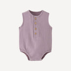 Un pyjama bébé à manches courtes couleur lavande, tout en douceur et en fraîcheur, pour accompagner les rêves légers de l’été dans l’univers poétique de Bellemoon.