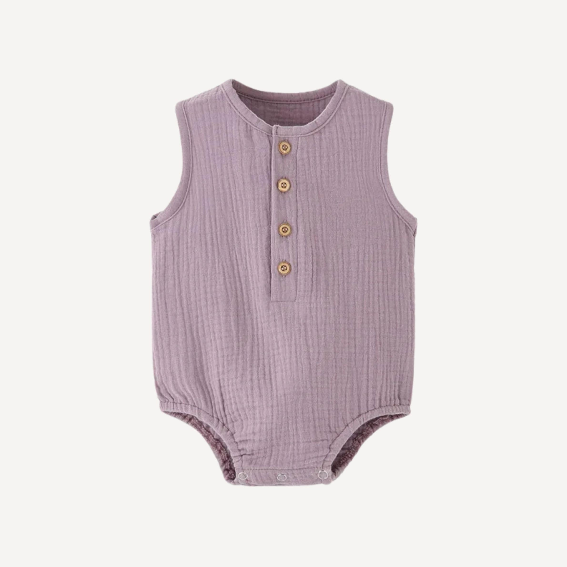 Un pyjama bébé à manches courtes couleur lavande, tout en douceur et en fraîcheur, pour accompagner les rêves légers de l’été dans l’univers poétique de Bellemoon.