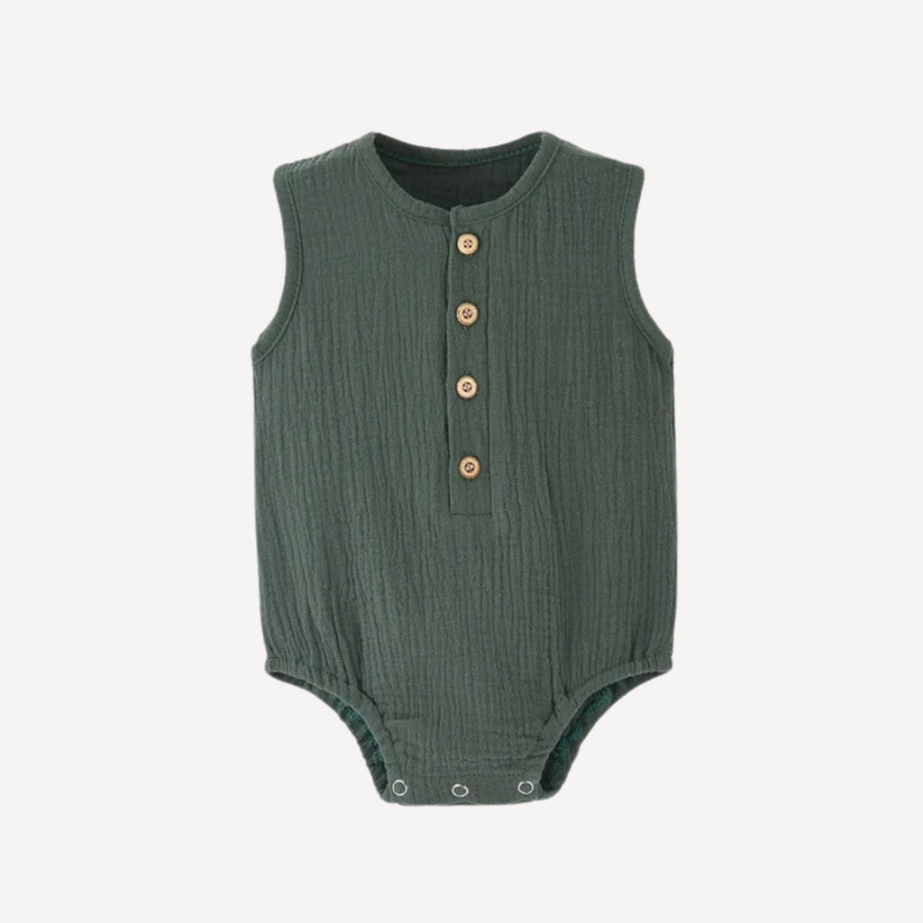 Un pyjama bébé à manches courtes couleur olive, doux et léger, pour des nuits d'été paisibles dans l’univers tendre de Bellemoon.