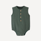 Un pyjama bébé à manches courtes couleur olive, doux et léger, pour des nuits d'été paisibles dans l’univers tendre de Bellemoon.