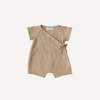 Ce pyjama ouverture devant bébé beige, doux et intemporel, offre confort et praticité pour des nuits paisibles, fidèle à l’univers délicat de Bellemoon.