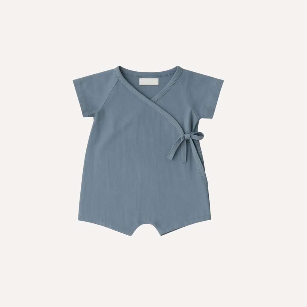 Ce pyjama ouverture devant bébé bleu, à la fois pratique et réconfortant, enveloppe les nuits d’une douce sérénité, fidèle à l’univers apaisant de Bellemoon.