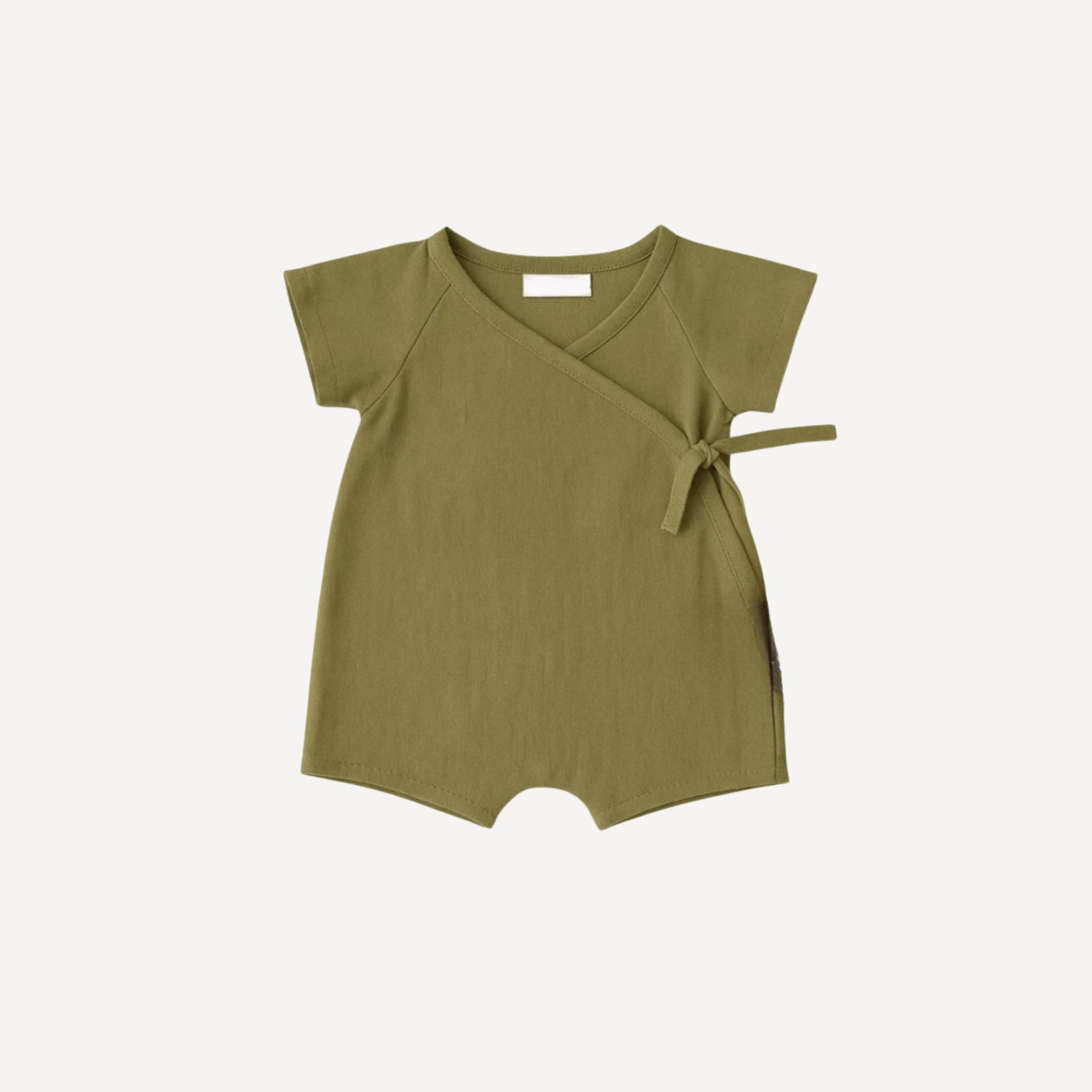 Ce pyjama ouverture devant bébé kaki allie praticité et douceur, dans une teinte naturelle et apaisante, fidèle à l’univers tendre de Bellemoon.