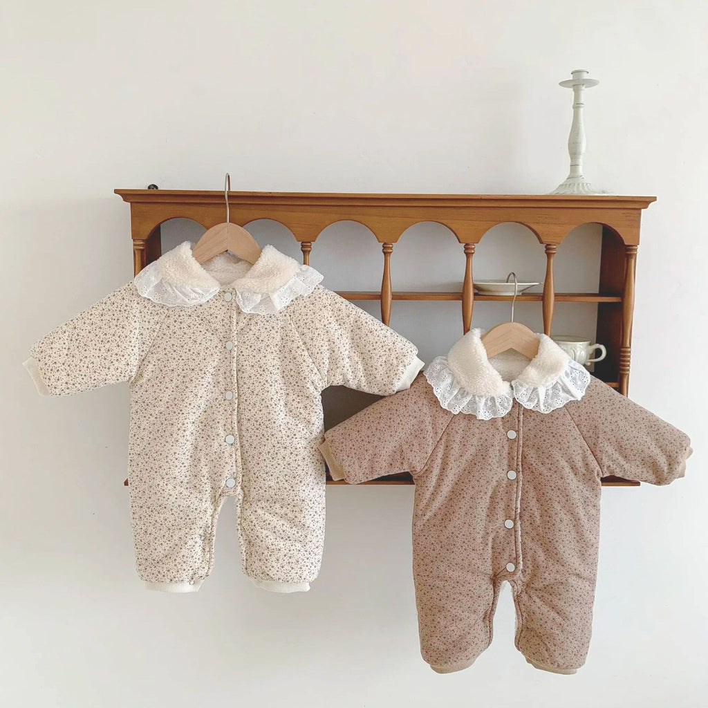 Notre pyjama polaire bébé fille, délicatement rehaussé de dentelle, mêle chaleur, douceur et raffinement, fidèle à l’élégance poétique de Bellemoon.