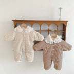 Notre pyjama polaire bébé fille, délicatement rehaussé de dentelle, mêle chaleur, douceur et raffinement, fidèle à l’élégance poétique de Bellemoon.