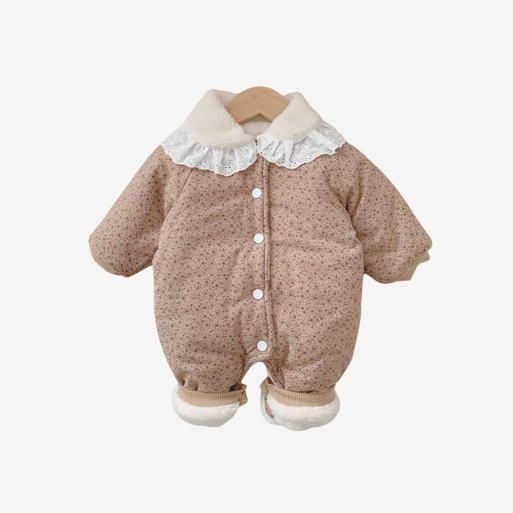 Notre pyjama polaire bébé fille, dans un marron chaud et doux, enveloppe les nuits d’un confort réconfortant, fidèle à l’univers délicat de Bellemoon.