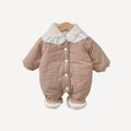 Notre pyjama polaire bébé fille, dans un marron chaud et doux, enveloppe les nuits d’un confort réconfortant, fidèle à l’univers délicat de Bellemoon.