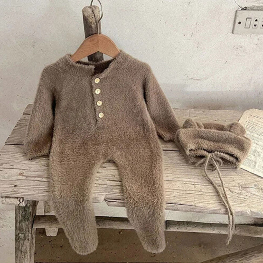 Dans sa teinte chocolat, notre pyjama en velours pour bébé offre douceur et confort, fidèle à l’univers réconfortant de Bellemoon