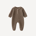 Dans sa teinte chocolat, notre pyjama en velours pour bébé offre douceur et confort, fidèle à l’univers réconfortant de Bellemoon