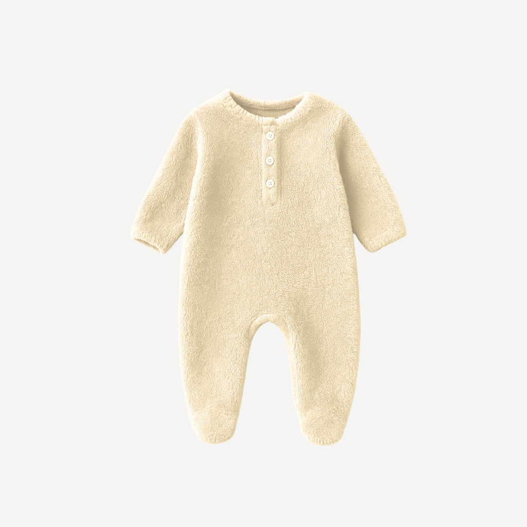 Notre pyjama en velours pour bébé, en écru naturel, offre un cocon de douceur et de chaleur, fidèle à l’élégance intemporelle de l’univers Bellemoon.