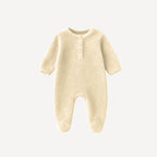 Notre pyjama en velours pour bébé, en écru naturel, offre un cocon de douceur et de chaleur, fidèle à l’élégance intemporelle de l’univers Bellemoon.