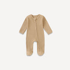 Avec sa teinte chaude et naturelle, ce pyjama zippé bébé garçon cannelle allie praticité et douceur pour des nuits paisibles, fidèle à l’univers chaleureux de Bellemoon.