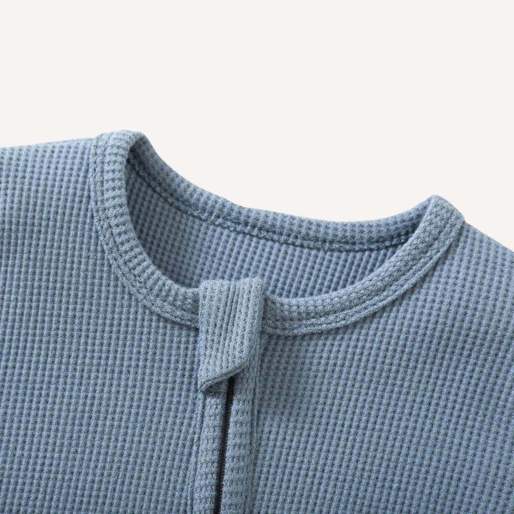 Ce pyjama zippé bébé garçon col rond allie douceur, praticité et élégance discrète pour des nuits paisibles, fidèle à l’univers tendre de Bellemoon.