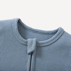 Ce pyjama zippé bébé garçon col rond allie douceur, praticité et élégance discrète pour des nuits paisibles, fidèle à l’univers tendre de Bellemoon.