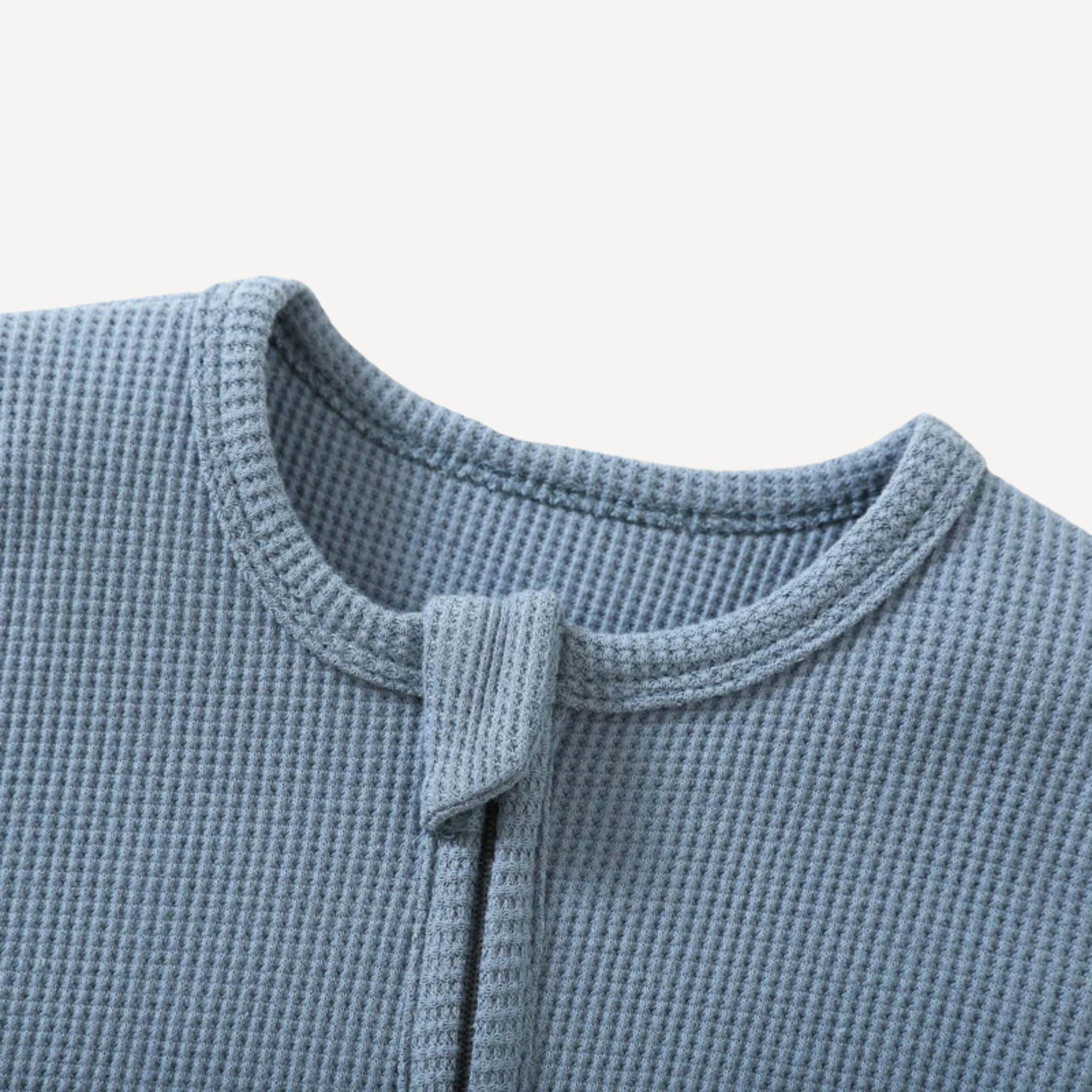 Ce pyjama zippé bébé garçon col rond allie douceur, praticité et élégance discrète pour des nuits paisibles, fidèle à l’univers tendre de Bellemoon.