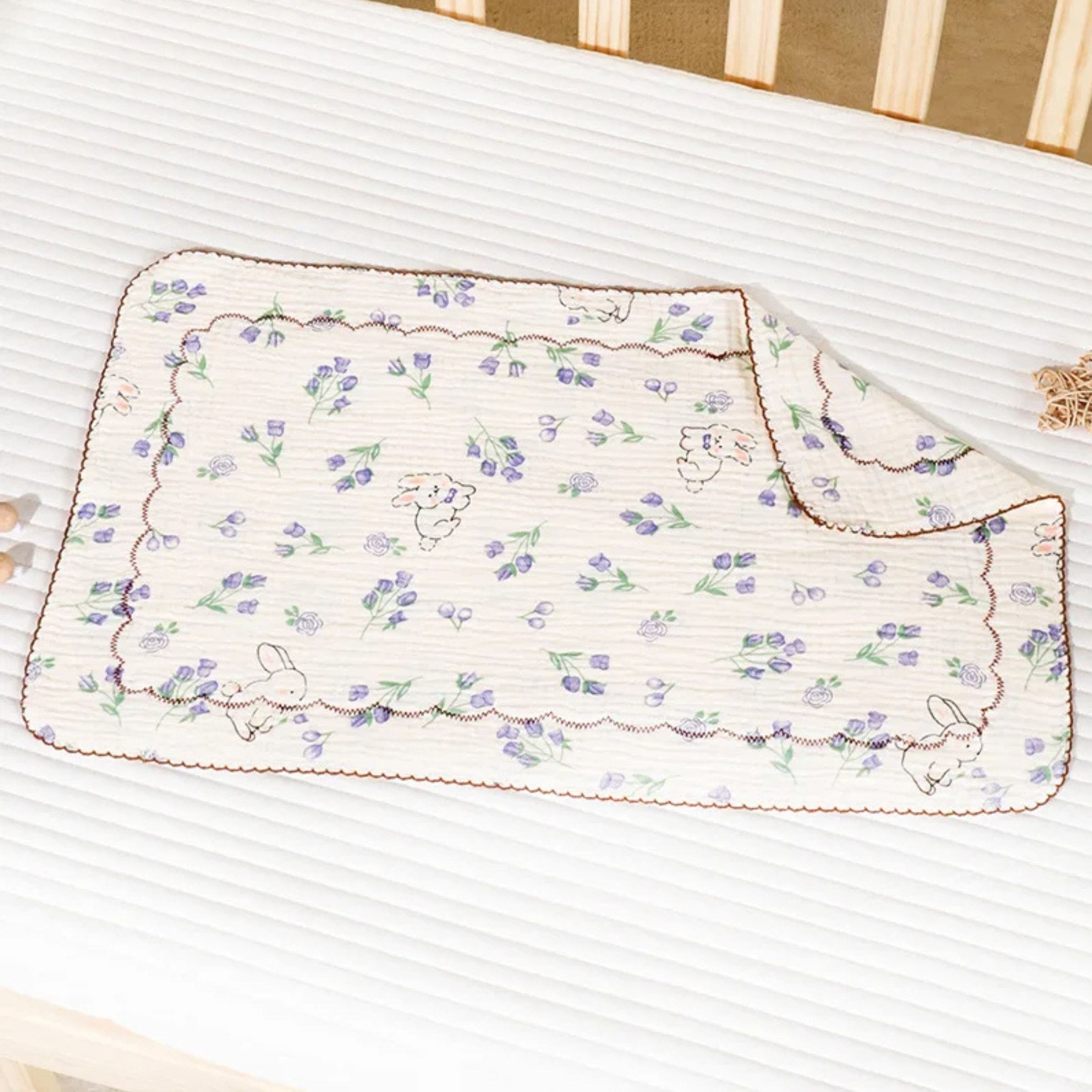 Notre taie d’oreiller bébé, d’une douceur infinie, accompagne le sommeil de votre tout-petit avec tendresse, dans l’esprit réconfortant de Bellemoon.