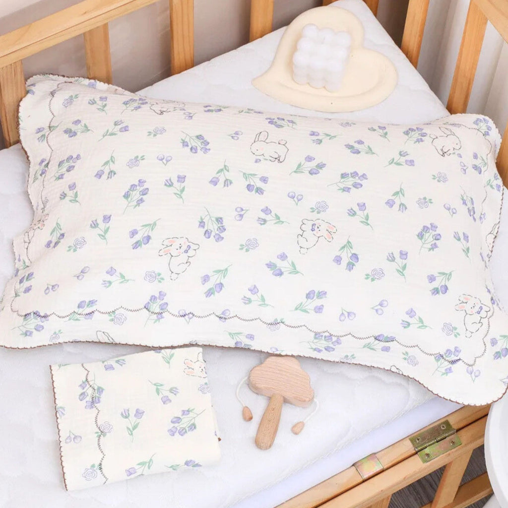 Notre taie d’oreiller bébé lapins invite à la tendresse avec ses motifs doux et espiègles, dans l’univers poétique et rassurant de Bellemoon.