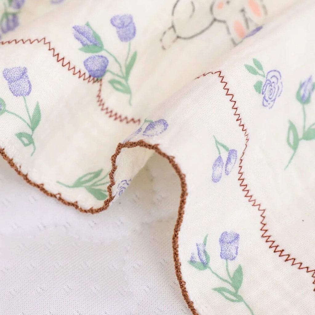 Les détails de notre taie d’oreiller bébé lapins révèlent des motifs fins et délicats, pour une touche de tendresse raffinée, fidèle à l’univers poétique de Bellemoon.