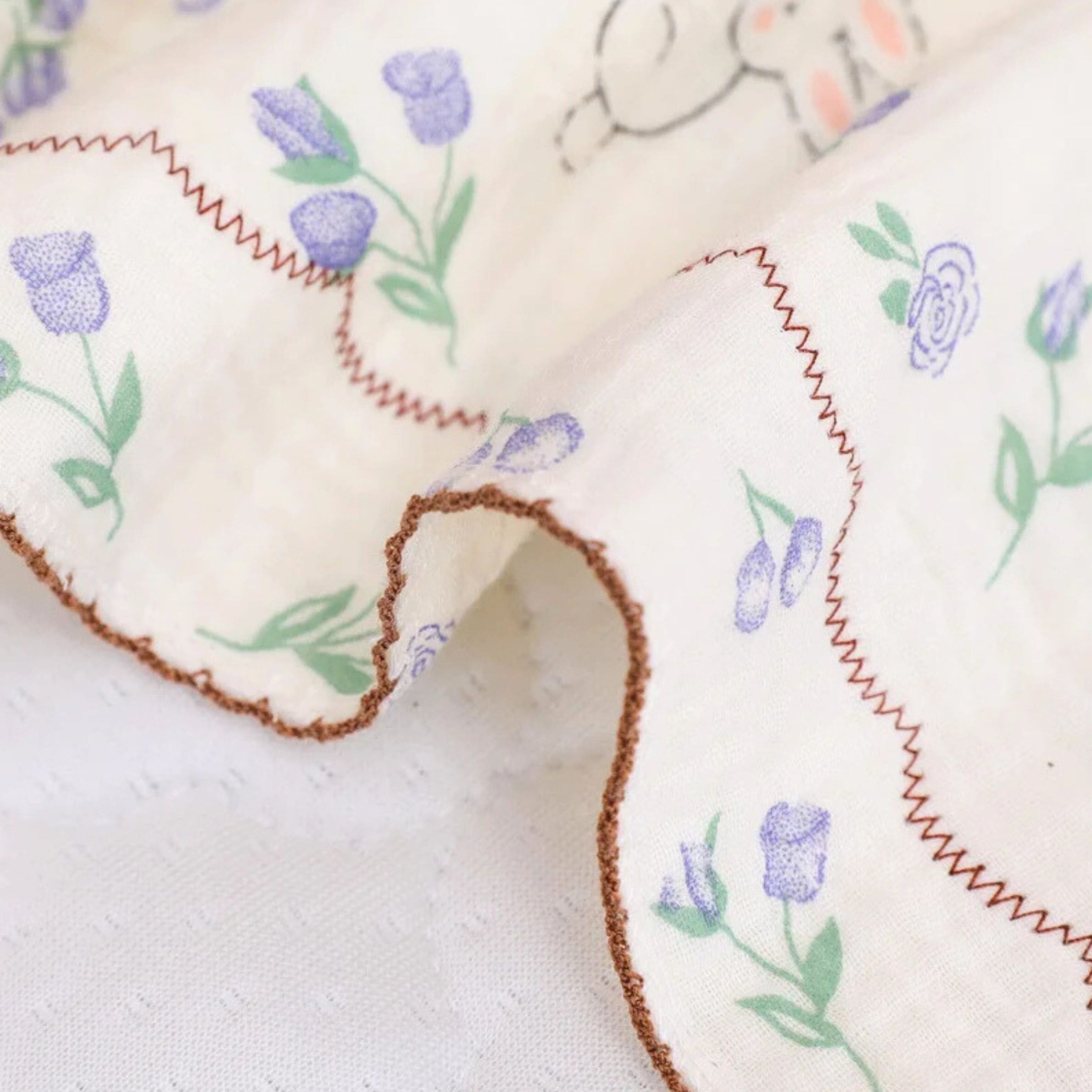 Les détails de notre taie d’oreiller bébé lapins révèlent des motifs fins et délicats, pour une touche de tendresse raffinée, fidèle à l’univers poétique de Bellemoon.