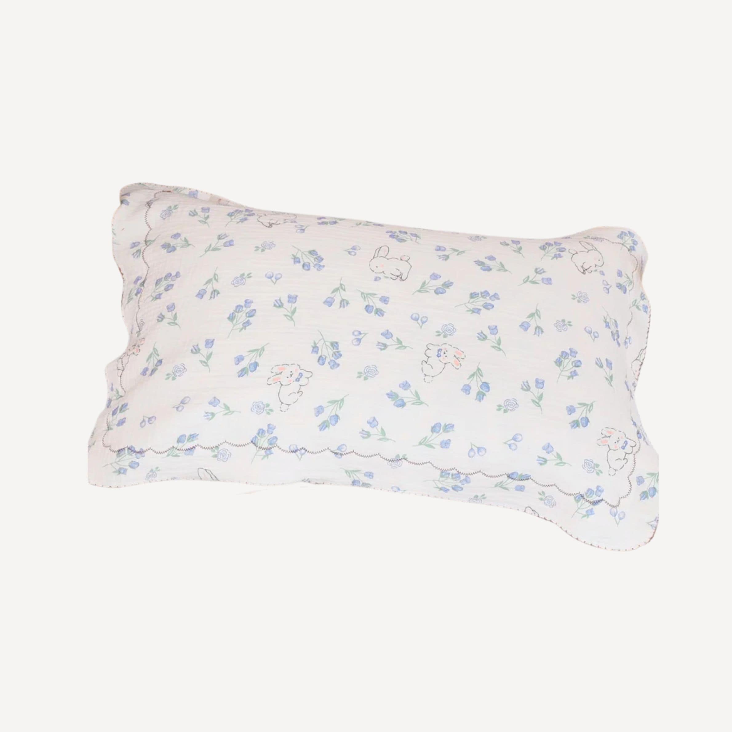 Notre taie d’oreiller bébé, parée de jolis motifs lapins, enveloppe les rêves de votre tout-petit de douceur et de tendresse, fidèle à l’univers poétique de Bellemoon.