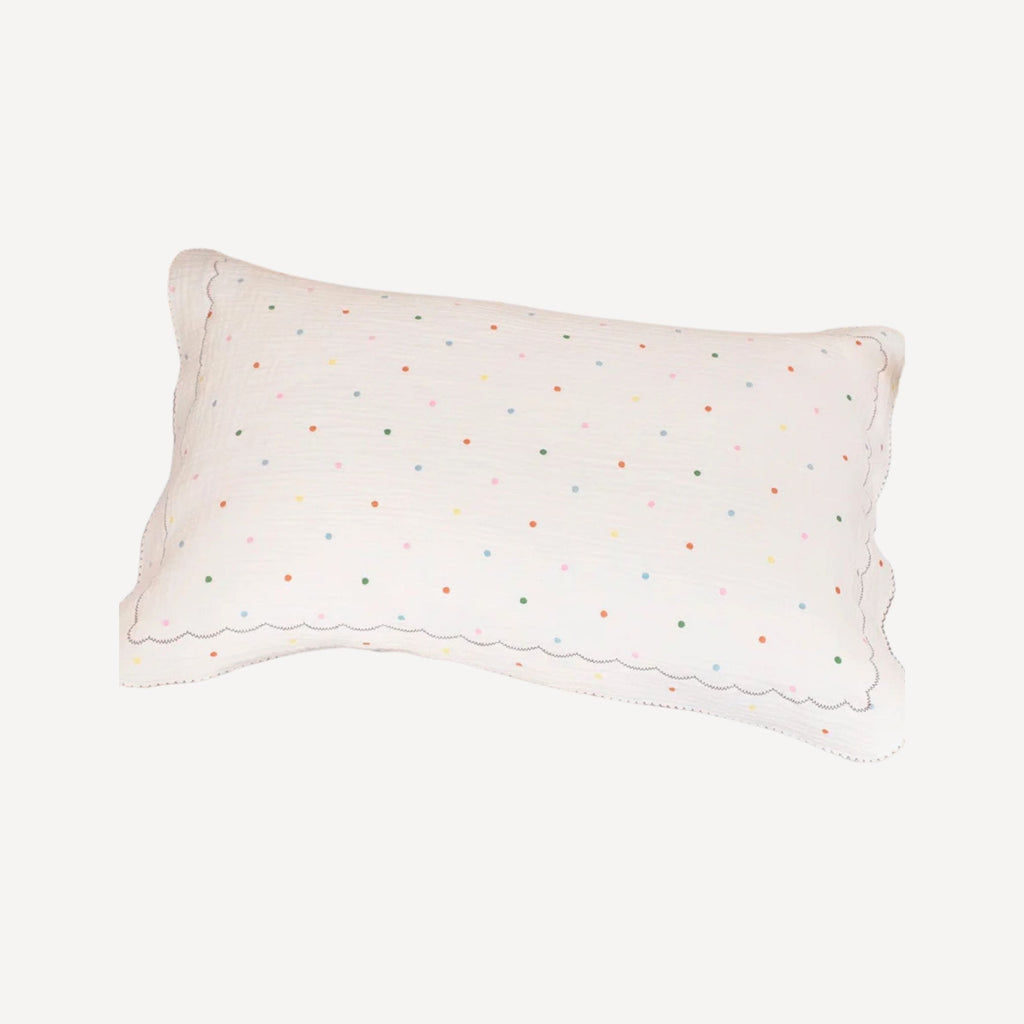 Notre taie d’oreiller bébé, parsemée de jolis pois, apporte une touche de douceur graphique et intemporelle, fidèle à l’élégance discrète de Bellemoon.