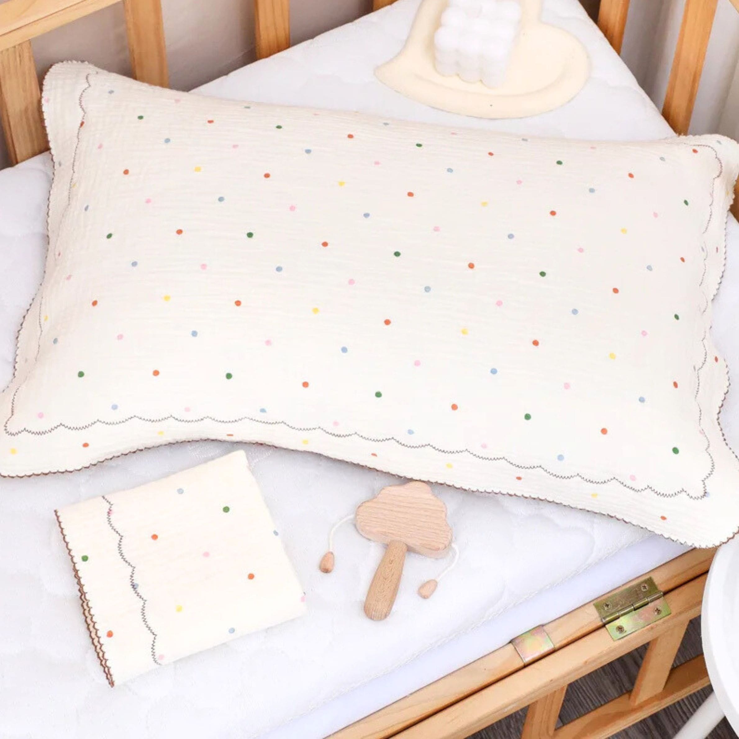 Notre taie d’oreiller bébé à pois apporte une touche de douceur et d’élégance discrète, fidèle à l’univers raffiné de Bellemoon.
