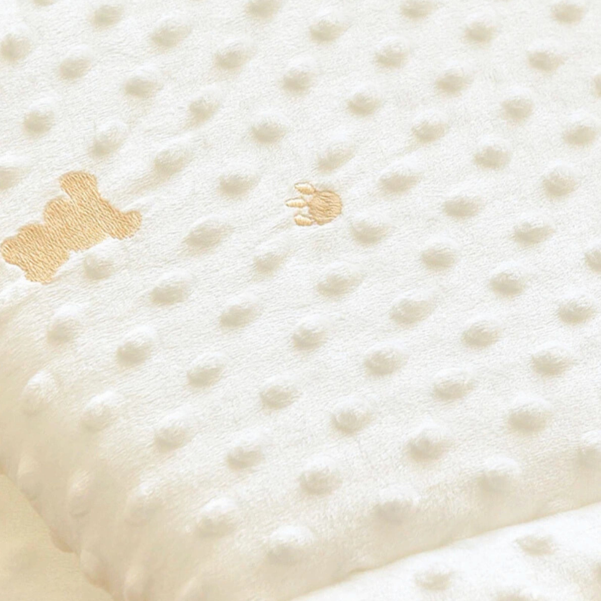 Notre tour de lit bébé complet, d’une douceur infinie, transforme le berceau en un véritable cocon de tendresse, fidèle à l’univers réconfortant de Bellemoon.