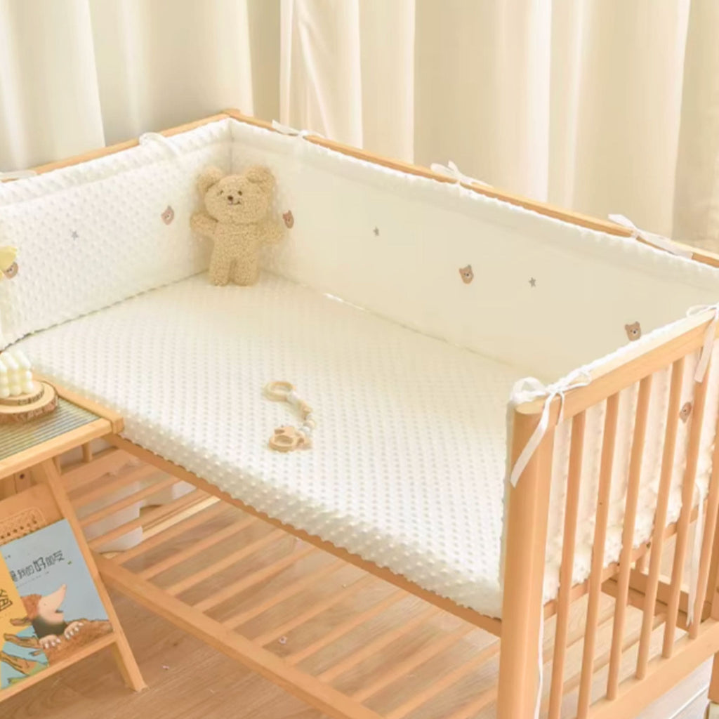 Notre tour de lit bébé complet, orné de tendres oursons, crée un cocon réconfortant et ludique autour du berceau, fidèle à l’univers doux de Bellemoon.