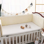 Confectionné en gaze de coton beige, notre tour de lit bébé offre une douceur aérienne et naturelle, pour un cocon élégant fidèle à l’univers Bellemoon