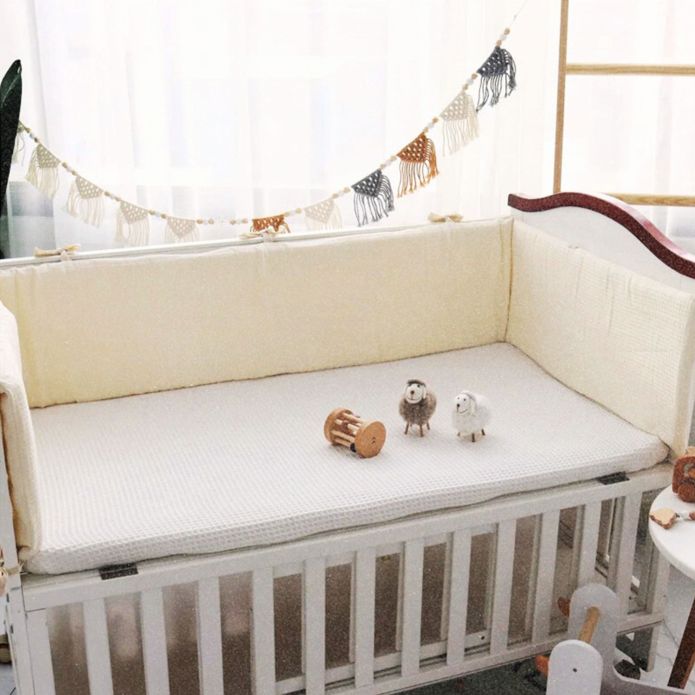 Confectionné en gaze de coton beige, notre tour de lit bébé offre une douceur aérienne et naturelle, pour un cocon élégant fidèle à l’univers Bellemoon