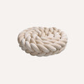 Notre tresse tour de lit bébé, en beige doux et naturel, entoure le berceau d’une touche chaleureuse et apaisante, fidèle à l’élégance discrète de Bellemoon.