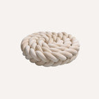 Notre tresse tour de lit bébé, en beige doux et naturel, entoure le berceau d’une touche chaleureuse et apaisante, fidèle à l’élégance discrète de Bellemoon.