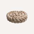 Notre tresse tour de lit bébé, dans une teinte marron chaleureuse, crée un cocon rassurant et élégant autour de bébé, fidèle à l’univers naturel de Bellemoon.