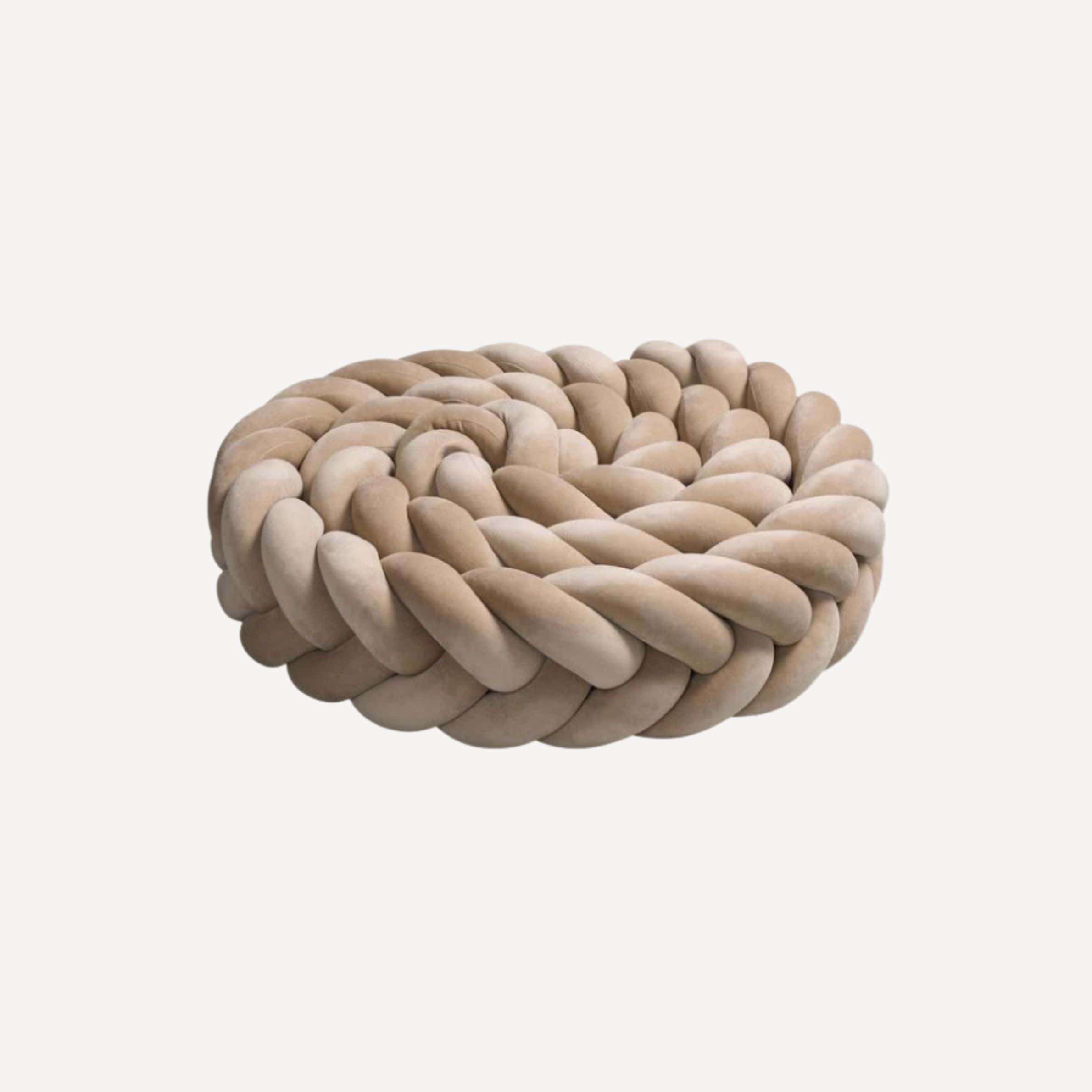 Notre tresse tour de lit bébé, dans une teinte marron chaleureuse, crée un cocon rassurant et élégant autour de bébé, fidèle à l’univers naturel de Bellemoon.