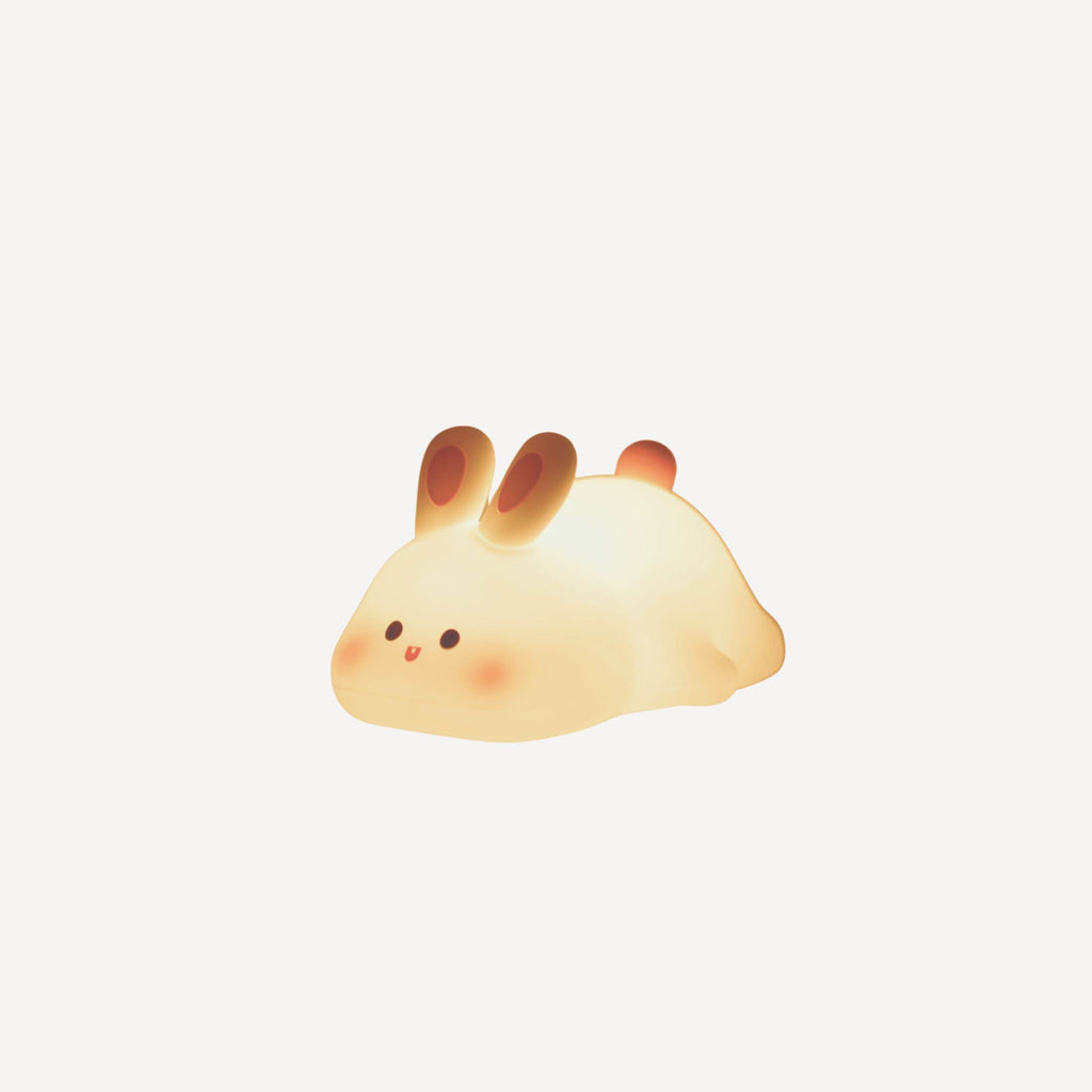 Notre veilleuse bébé en forme de lapin diffuse une lumière douce et rassurante, pour accompagner les nuits avec tendresse, fidèle à l’univers enchanté de Bellemoon.