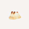 Notre veilleuse bébé en forme de lapin diffuse une lumière douce et rassurante, pour accompagner les nuits avec tendresse, fidèle à l’univers enchanté de Bellemoon.