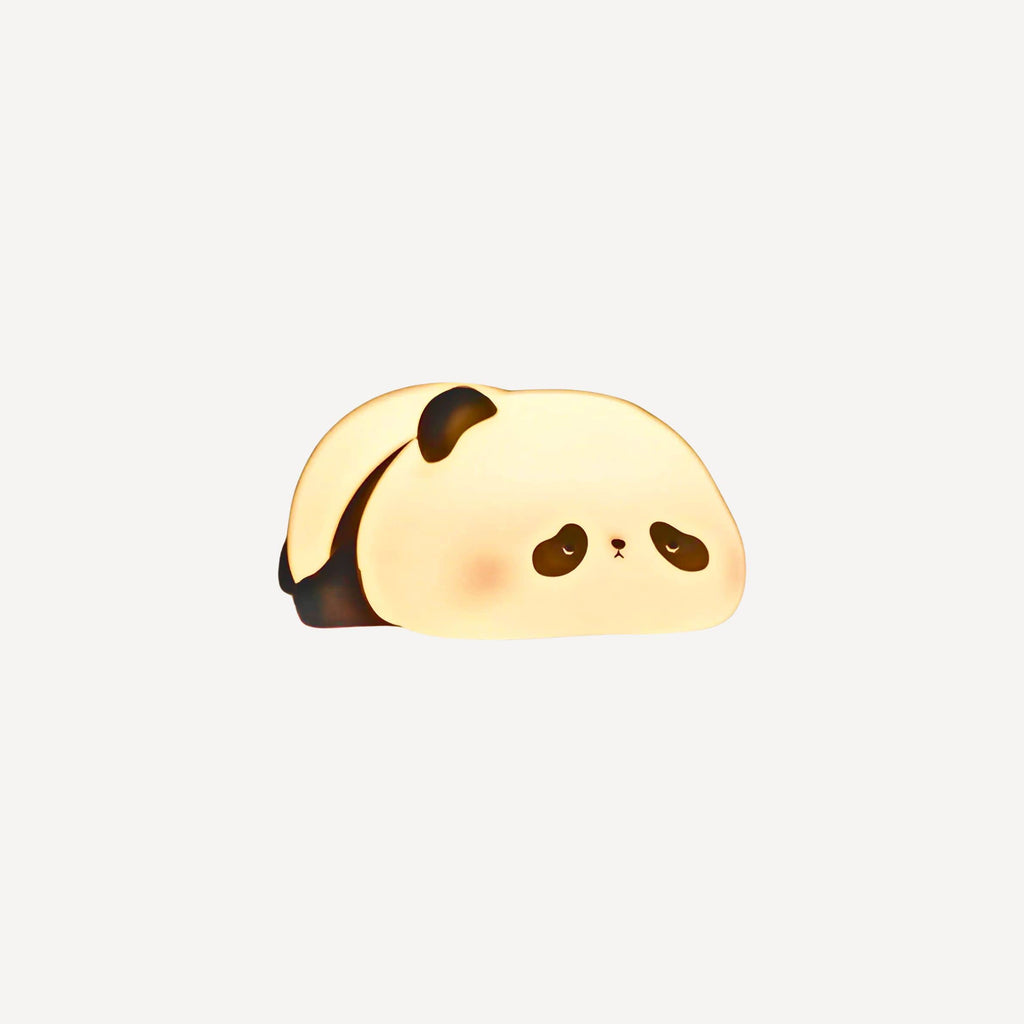 Notre veilleuse bébé panda allie douceur et malice pour apaiser les nuits des tout-petits, dans l’univers tendre et réconfortant de Bellemoon.