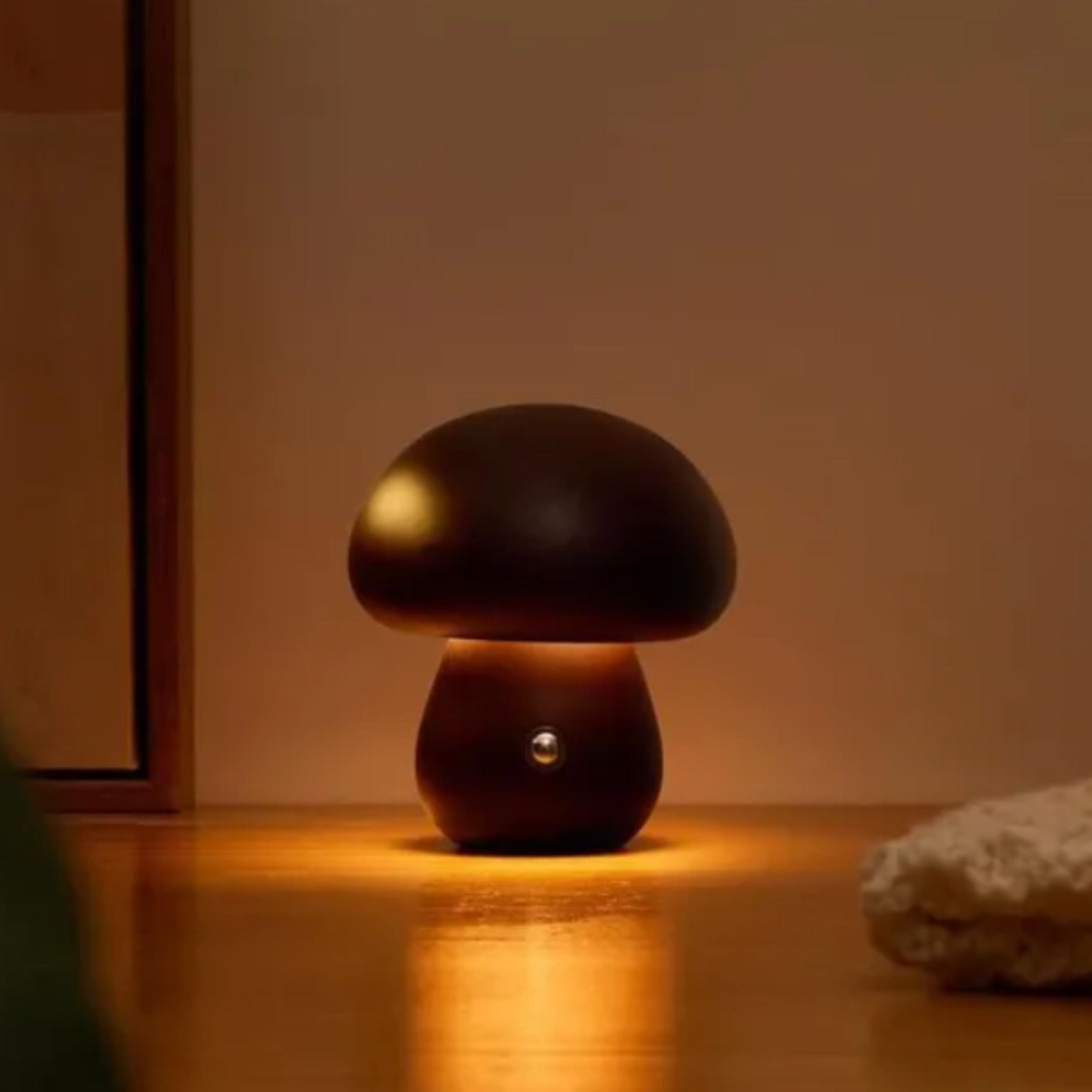 La veilleuse bébé champignon éclaire les nuits d’une lueur douce et apaisante, avec sa forme ronde et féerique fidèle à l’univers poétique de Bellemoon.
